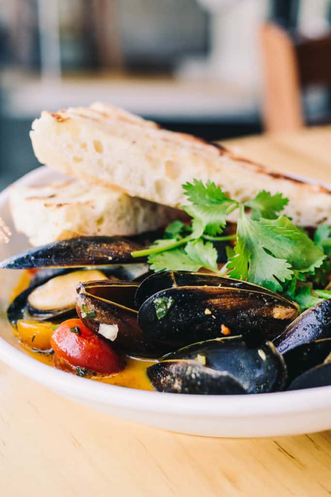 coconut curry mussels with crusty bread