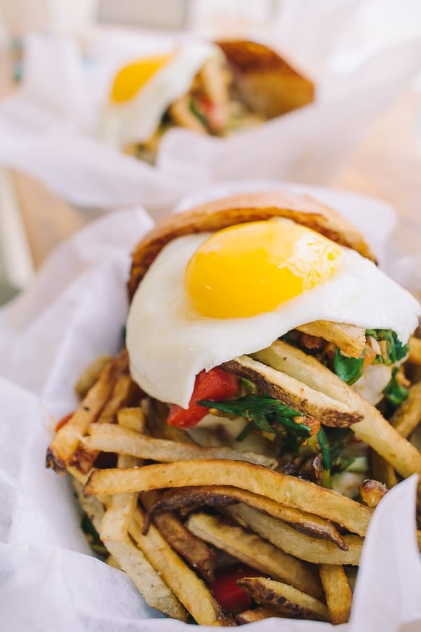 fritas batidos beef burger with an egg and fries