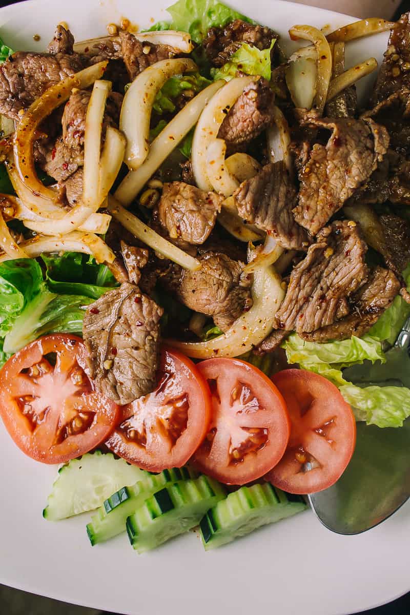grilled beef with onions and tomatoes