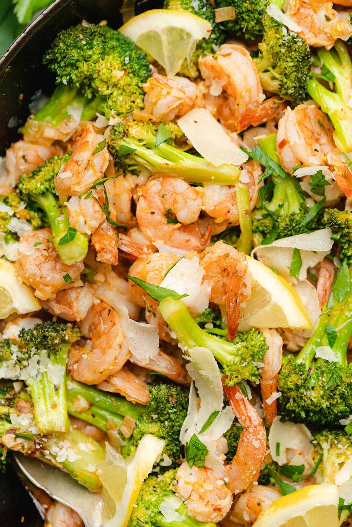 close up shot of shrimp with broccoli and lemon