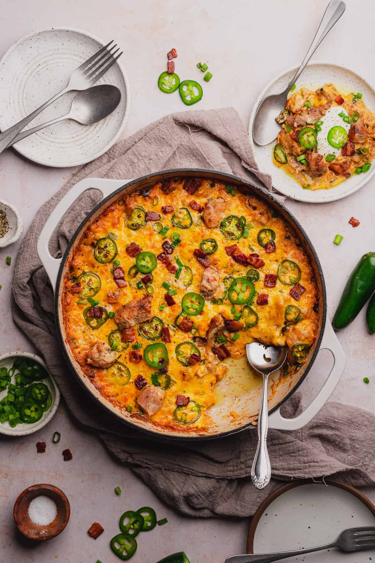 jalapeno popper chicken skillet recipe with fresh jalapenos, crispy bacon and green onions
