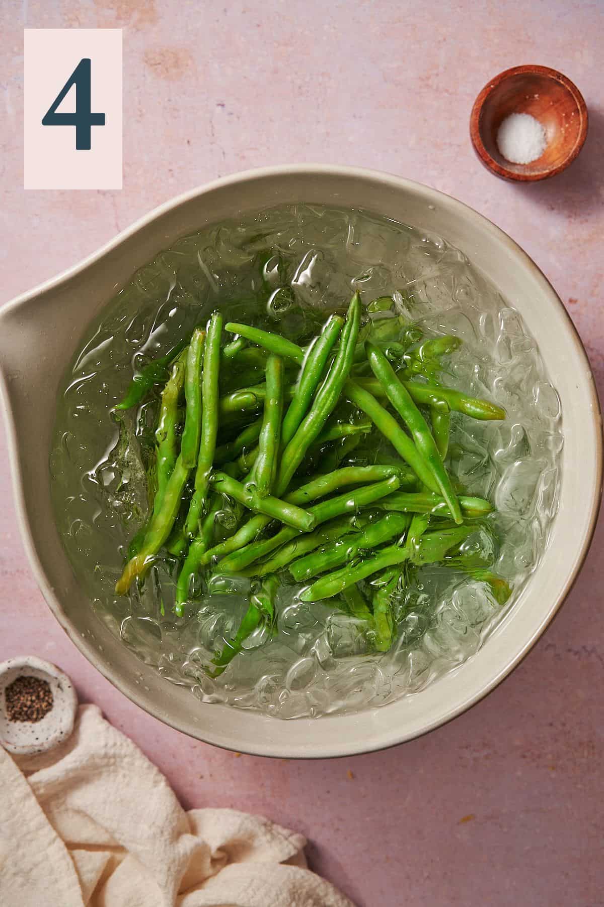 Green beans in a bath of ice water. 