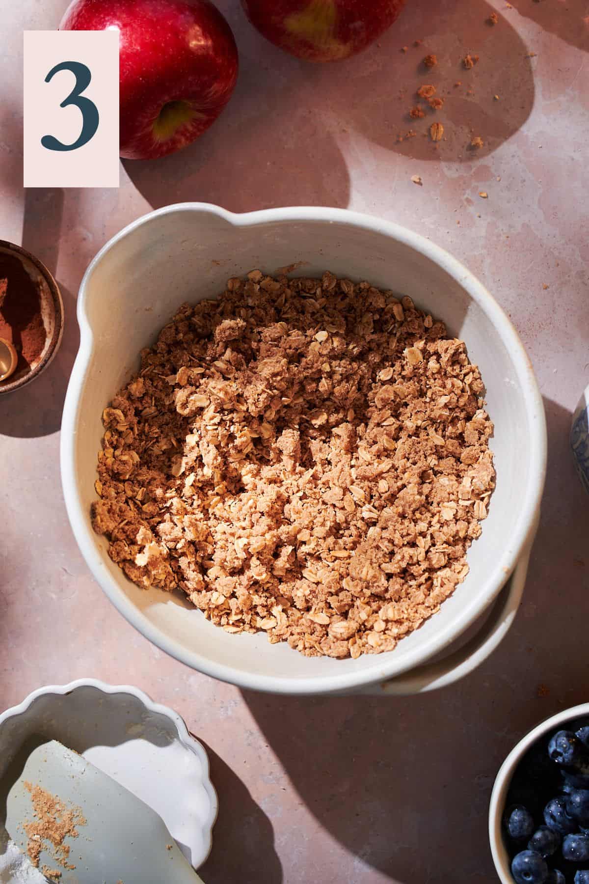 Crumbly oat topping i na mixing bowl. 