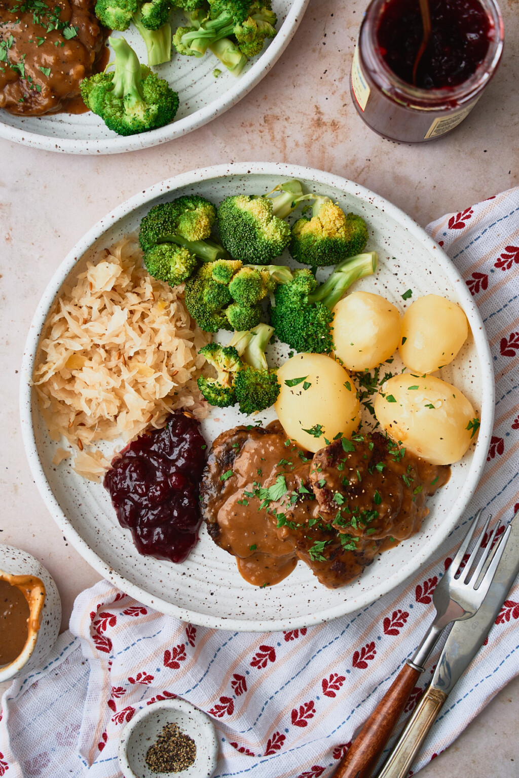 Norwegian Meatballs in Brown Gravy (Kjøttkaker i Brun Saus) - A Full Living